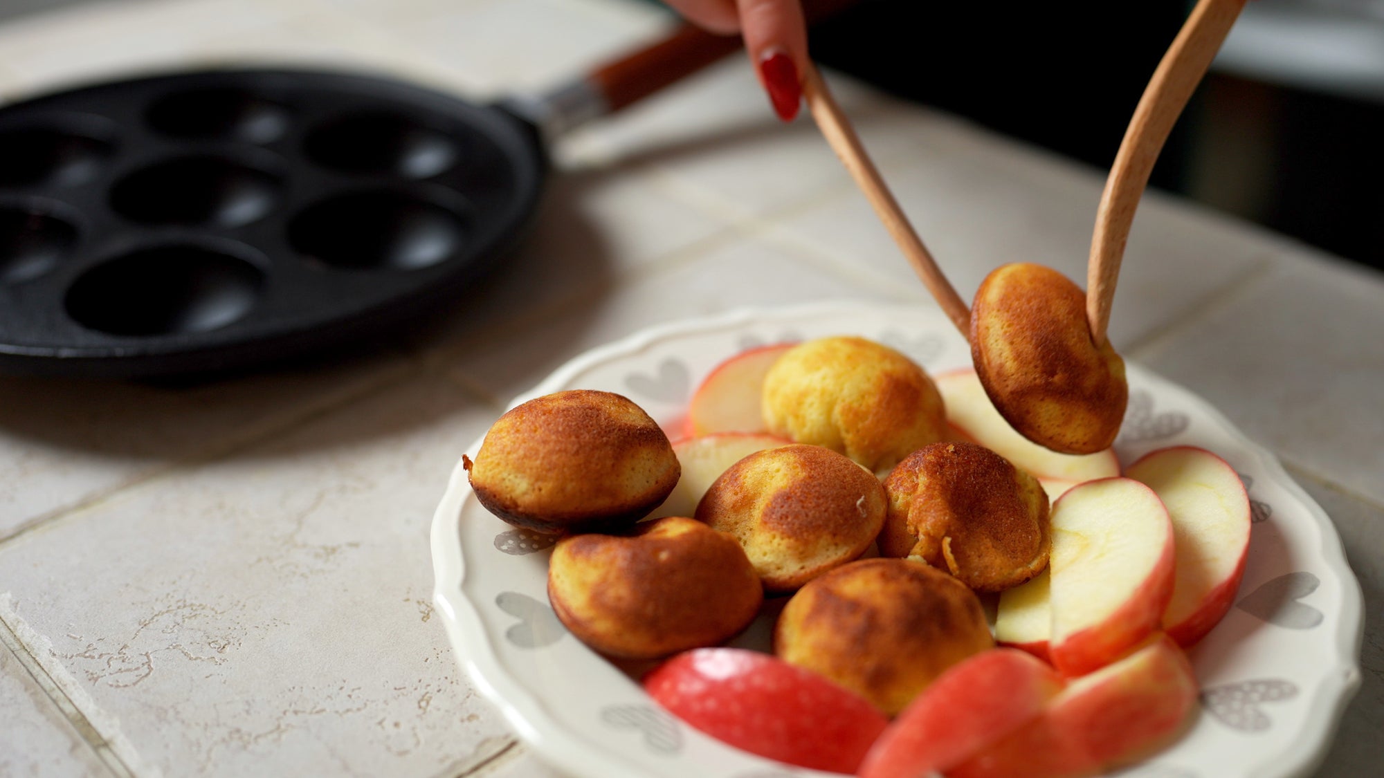 7-Hole Cast Iron Aebleskiver Pan Detachable Wooden Handle